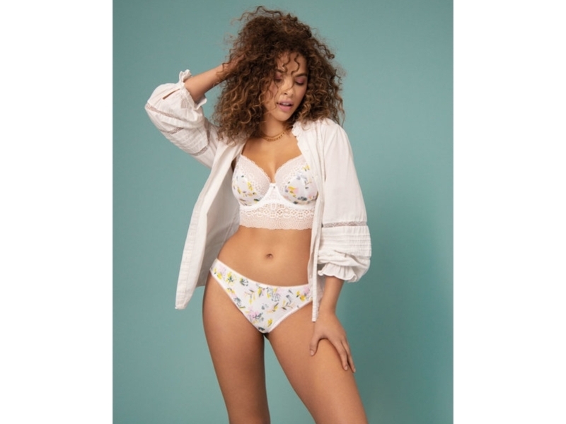 Stylizacje biustonoszowe: łączenie ubrań z kolorowymi stanikami – sztuka zabawy 